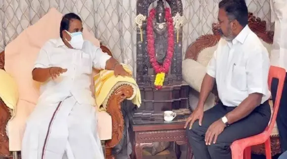 Thirumavalavan meets Minister Raja Kannappan, is minister raja kannappan insults thirumavalavan, vck, dmk, naam tamilar katchi, vck thirumavavalan, dmk miniter raja kannappan, thirumavalavan raja kannappan photo become controversy in social media, திருமாவளவன், திருமாவளவனை பிளாஸ்டிக் நாற்காலியில் அமர வைத்தாரா அமைச்சர் ராஜ கண்ணப்பன், tamil nadu politics, thirumavalavan raja kannappan photo controversy