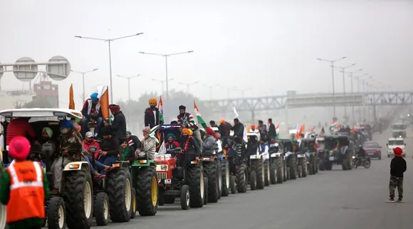 Red Fort violence, Delhi Police charge sheet, Delhi Police sees conspiracy in rise of tractor sales, செங்கோட்டை வன்முறை, டெல்லி போலீஸ் குற்றப்பத்திரிகை, பஞ்சாப், ஹர்யானா, விவசாயிகள் போராட்டம், டிராக்டர் பேரணி, டிராக்டர் விற்பனை உயர்வு, tractor rally, Punjab, Haryana, Farmers protest, farms Law, delhi farmers protest, tractor sale increase
