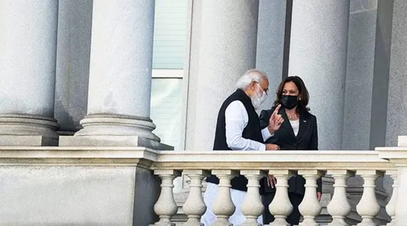 PM Modi gives gift to Kamala Harris, PM Narednra Modi, Vice President Kamala Harris, PM Narendra Modi visits America, கமலா ஹாரிஸ், பிரதமர் மோடி, PM Modi gives gift to Kamala Harris, கமலா ஹாரிஸுக்கு பிரதமர் மோடி அளித்த பரிசு, தாத்தாவின் நினைவாக செஸ் செட், PM Modi, Kamala Harris, USA, Quad summit, Joe Biden, America