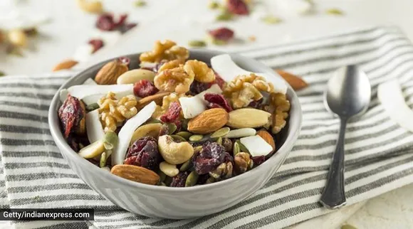 Health tips in tamil: benefits of eating soaked almonds and walnuts empty stomach tamil