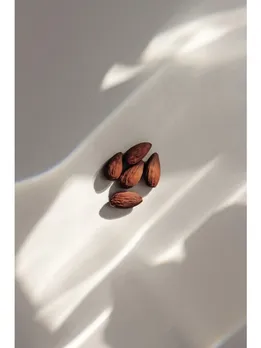 almond milk 1 - unsplash (1)