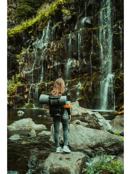 girls travelling - unsplash (1)