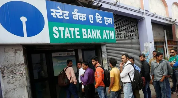 கையில் மொபைல் இருந்தால்தான் ATM-ல் பணம் எடுக்க முடியும்; விதிகளை மாற்றிய SBI