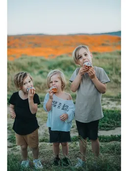 Children eating 5 - unspalsh (1)
