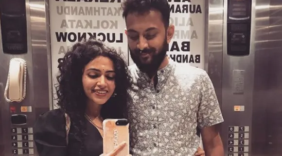 வயதில் இளைய வருங்கால கணவர்... 'லிப் டு லிப் கிஸ்' கொடுத்து கொண்டாடிய சூப்பர் சிங்கர் மாளவிகா!