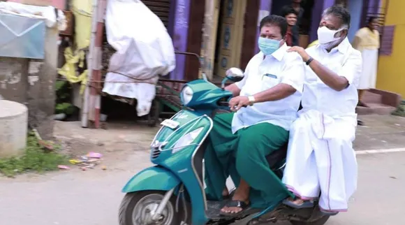 OPS travelling by two wheeler to meet AIADMK cadres, o panneerselvam, ops, ops travelling by two wheeler to meets aiadmk cadres, டூவீலரில் தொண்டர்கள் வீடு தேடி பயணம், ஓ பன்னீர்செல்வம், ஓபிஎஸ், சொந்த ஊரில் ஸ்கோர் செய்யும் ஓபிஎஸ், AIADMK, Bodi, EPS,