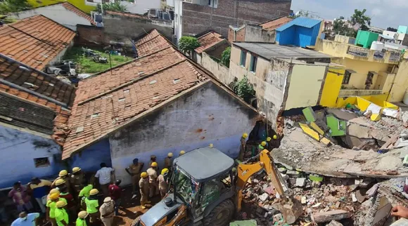 Salem LPG cylinder explosion, salem lpg cylinder explosion, cooking gas cylinder explosio accident, salem cylinder explosion 5 persons killed, many people gets injury cylinder explosion, சேலத்தில் சிலிண்டர் வெடித்து விபத்து, சேலம், சமையல் எரிவாயு சிலிண்டர் வெடித்து விபத்து, கருங்கல்பட்டி, சிலிண்டர் வெடித்து 4 வீடுகள் தரைமட்டம், சேலம் சிலிண்டர் வெடித்து விபத்து 5 பேர் பலி, selem, tamil nadu news, lpg cylinder blast, tamil news
