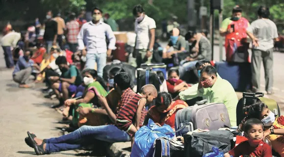 Odisha, West Bengal, Unorganised sector, Unorganised workers, e-Shram portal, Chhattisgarh, அமைப்புசாரா தொழிலாளர்கள் பதிவு, அமைப்புசாரா தொழிலாளர்கள், ஈபிஎஃப்ஓ, ஜார்க்கண்ட், பீகார், ஒடிஷா, மேற்கு வங்கம், இ ஷ்ரம், Jharkhand Bihar, Union Labour Ministry, EPFO, anganwadi workers, street vendors, domestic workers Migrants at a Mumbai railway station in May, during 2nd Covid wave
