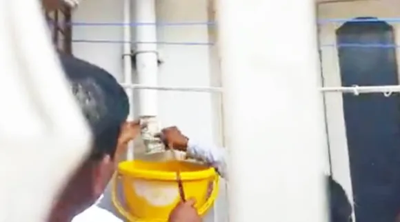 Spills money in Pipe, karnataka govt official resident Anti corruption bureau raid at karnataka govt official residence, கர்நாடகாவில் லஞ்ச ஒழிப்புத் துறை ரெய்டு, அதிகாரி வீட்டு குடிநீர் குழாயில் கட்டு கட்டாக பணம், karnataka, kalabuki, Anti corruption bureau raid