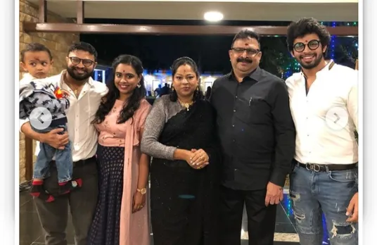 டிவி-யில் வரும் பிரபல பியூட்டிசியன் தான் பிக்பாஸ் வருண் அம்மாவா? இதோ வருண் பேமிலி போட்டோ!