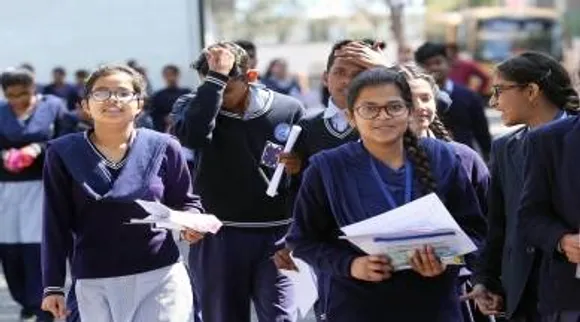 வினாத்தாள்களை ஆங்கிலம் அல்லது இந்தி ஏதேனும் ஒரு மொழியில் அச்சிடுங்கள்: பள்ளிகளுக்கு சிபிஎஸ்இ அறிவுறுத்தல்!
