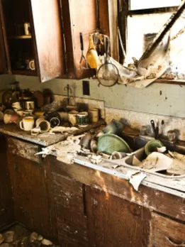 dirty kitchen - unsplash (2)