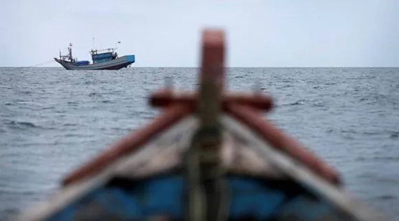 Sri Lankan Navy personnel threw stones and bottles on tamil fishermen, Rameswarm fishermen, இலங்கை கடற்படை தாக்குதல், தமிழக மீனவர்கள் மீது இலங்கை கடற்படை தாக்குதல், தமிழக மீனவர்கள், படகுகள் சேதம், ராமேஸ்வரம், Sri lankan navy, Katchatheevu, Sri Lankan navy damage tamil fishermen boats, sri lanka, tamil fishermen rameswaram