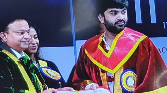 Simbu receives doctorate, STR, Simbu receives doctorate honour, Simbu fans trends DrSilambarasanTR, Silambarasan doctorate ceremony photos, சிம்புவுக்கு டாக்டர் பட்டம், சிம்பு டாக்டர் பட்டம் வண்ணப் படங்கள், வேல்ஸ் பல்கலைக்கழகம், சிம்பு ரசிகர்கள், Simbu, Vels University, Dr Simbu, Dr SilambarasanTR, Tamil cinema