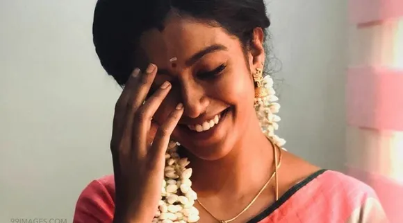 சிறந்த சிகை அலங்காரம்... கத்தரி பூவாக மாறிய ரோஷ்னி