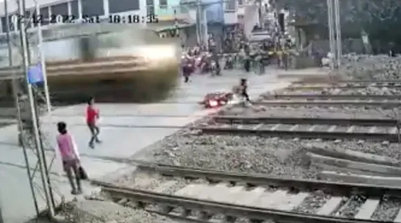 வீடியோ: ரயிலில் மோதி நொறுங்கிய பைக்; மயிரிழையில் தப்பிய ஓட்டுனர்