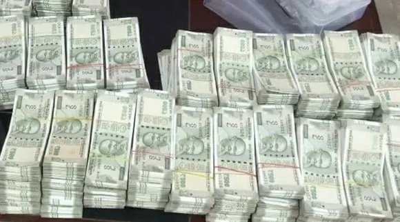 DVAC Rs 40 lakh confiscated near Villupuram, Tamilnadu, department of vigilence and anti corruption, adi dravidar welfare officer, ஆதி திராவிடர் நலத்துறை அலுவலர் காரில் ரூ40 லட்சம் பறிமுதல், லஞ்ச ஒழிப்புத் துறை அதிரடி நடவடிக்கை, விழுப்புரம் அருகே காரில் 40 லட்சம் ரூபாய் பறிமுதல், DVAC action, DVAC Rs 40 lakh confiscated from Govt officers car