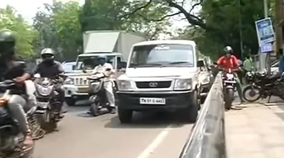 முன்னாள் நீதிபதி சி.டி செல்வம் பாதுகாப்பு அதிகாரிக்கு அரிவாள் வெட்டு: போலீஸ் விசாரணை