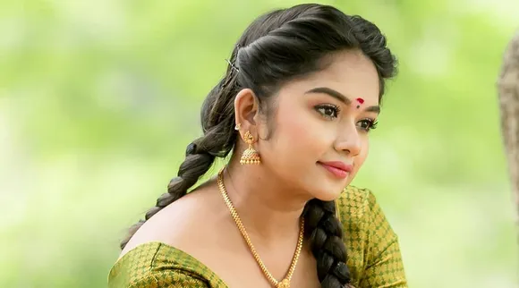 நகைகளை விட உங்கள் புன்னகை மிளிர்கிறது : சித்தி 2 நாயகியின் வைரல் போட்டோஸ்