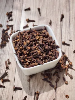 clove oil 5 - unsplash (1)