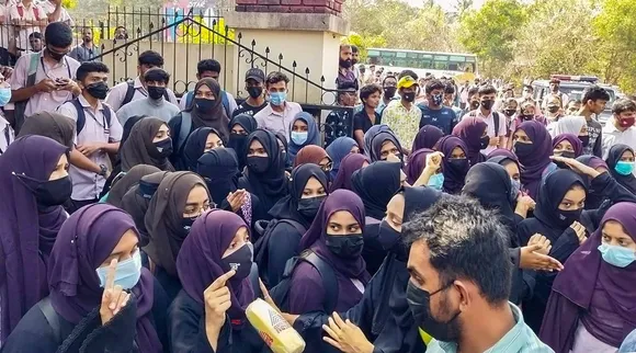 'கல்வியும், மதமும் இரு கண்கள் போன்றவை.. இரண்டும் வேண்டும்' - ஒலிக்கும் ஹிஜாப் குரல்