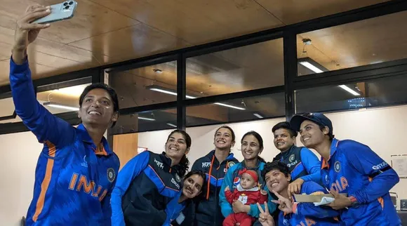 Watch video: Pakistan skipper’s baby daughter Fatima won hearts of the Indian cricketers 
