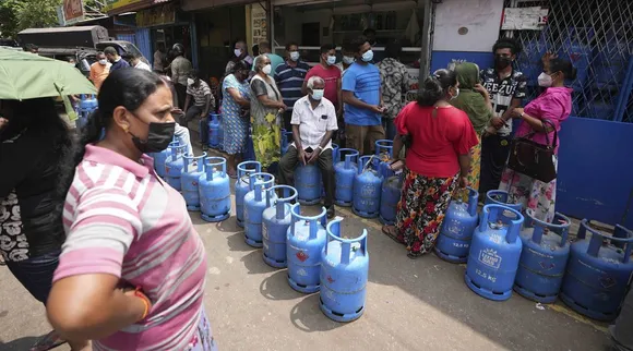 'பணத்தையா சாப்பிட முடியும்?': உணவுப் பொருட்களுக்குத் தட்டுப்பாடு, அதிர்ச்சியில் இலங்கை மக்கள்