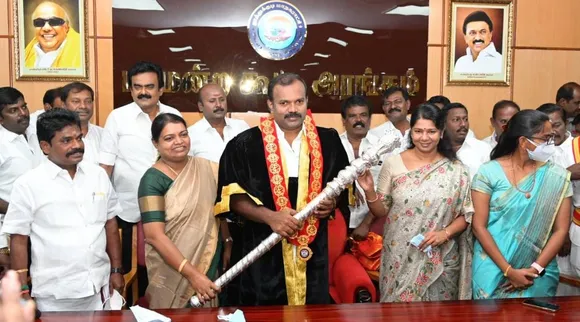 முரட்டு பக்தர் வழங்கிய 111 சவரன் தங்கச் சங்கிலி: அவரது மகனுக்கே அணிவித்து நெகிழ்ந்த கனிமொழி