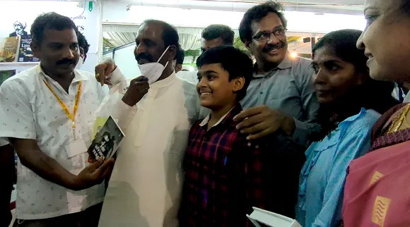 புத்தக கண்காட்சிக்கு வருகை தந்த கவிஞர் வைரமுத்து