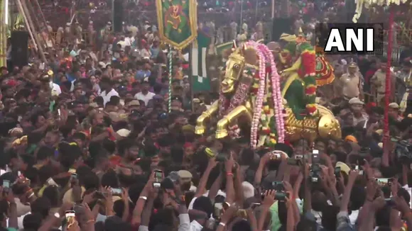 Tamil News Update: பச்சை பட்டு உடுத்தி தங்க குதிரையில் அமர்ந்து வைகை ஆற்றில் எழுந்தருளினார் கள்ளழகர்!