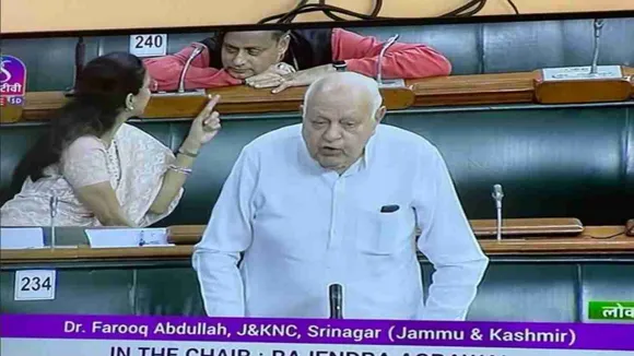 'ஒர்க் லைஃப் பேலன்ஸ் இதுதானா..!' நெட்டிசன்களிடம் சிக்கிய சசி தரூர்!