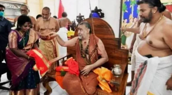 பொன்னாடை தூக்கிப் போட்ட விஜயேந்திரர்; தமிழிசைக்கு அவமதிப்பா? ட்விட்டரில் சர்ச்சை