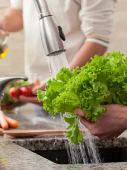 washing vegetables 1 - unspalsh (1)