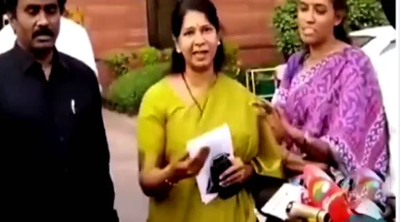 Kanimozhi and Jothimani escape, dmk mp kanimozi, விதவைகள் கம்மி ஆகிட்டாங்களா, கனிமொழி- ஜோதிமணியை தெறிக்க விட்ட கேள்வி, திமுக, காங்கிரஸ், now widows numbers decrease in DMK rule, jothimani congress mp, viral video, tamil news, tamil viral news, kanimozhi news