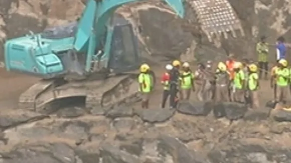 நெல்லை கல்குவாரி விபத்து; 2 பேர் மீட்பு; ஒருவர் உயிரிழப்பு