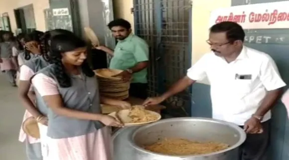 pattukottai teacher Nadimuthu, Nattuchala school, govt school, biriyani feast to students, தேர்வுக்கு முதல் நாள் பிரியாணி விருந்து, மாணவர்களை அசத்திய பட்டுக்கோட்டை ஆசிரியர், நாட்டுச்சாலை பள்ளி, Govt School Teacher Nadimuthu, Maths Teacher Nadimuthu, Teacher gives biriyani to students, day before 10th Maths exam biriyani feast