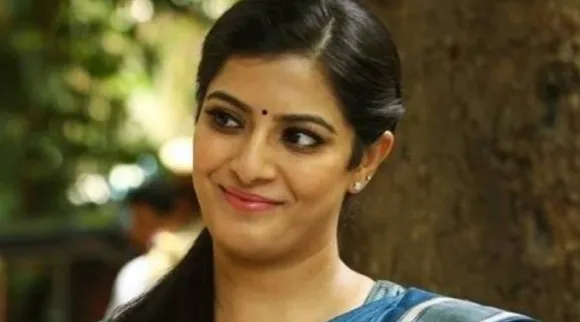 கைநிறைய படங்கள்... குளிர் பிரதேசத்தில் குத்தாட்டம் போட்ட வரலட்சுமி!