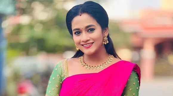உன்னை கண்டால் ஏதோ நடக்கிறதே... காதலில் விழுந்துவிட்டாரா நடிகை காவியா?