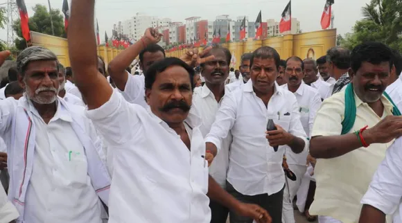 AIADMK, aiadmk general body meeting, EPS group yells OPS walskout, o panneerselvam, edappadi k palaniswami, அதிமுக பொதுக்குழு கூட்டம், ஓ பன்னீர்செல்வம், எடப்பாடி பழனிசாமி, இ.பி.எஸ் அணி ஆவேச முழக்கம், ஓ.பி.எஸ் வெளிநடப்பு, அ.தி.மு.க பொதுக் குழு வீடியோ- படங்கள், AIADMK general body meeting videos and photos, Edappadi palanisamy, o pannerselvam, aiadmk general body meeting, tamilnadu