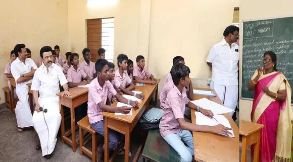 வகுப்பறையில் மாணவர்களோடு அமர்ந்து பாடம் கவனித்த ஸ்டாலின்; அரசுப் பள்ளியில் ஆய்வு