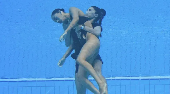 Anita Alvarez rescued by Coach Andrea Fuentes from bottom of the pool after fainting