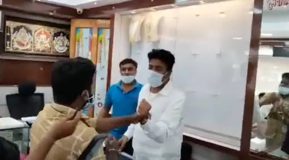 jewellery store owner assault, chennai news, chennai civic official, chennai civic official assaulted, சென்னை மாநகராட்சி அதிகாரியைத் தாக்கிய நகைக்கடை உரிமையாளர், சென்னை, முகக்கவசம், Greater Chennai Corporation, face mask public place, Tamil indian express