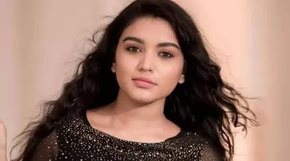 கண் பாஷை பேசினால் கன்ப்யூஷ் ஆகுமா?  ஷாபனாவின் லேட்டஸ்ட் க்ளிக்