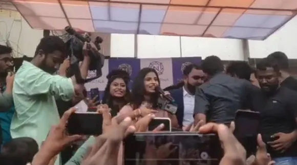சிவாங்கி-க்கு இவ்ளோ ரசிகர்களா? ஸ்தம்பித்த குமுளி நெடுஞ்சாலை