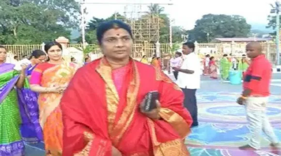 துர்கா கொடி அசைக்க... ஸ்டாலின் குடும்பத்தினர் முன் நின்று நடத்திய கோவில் கும்பாபிஷேகம்!