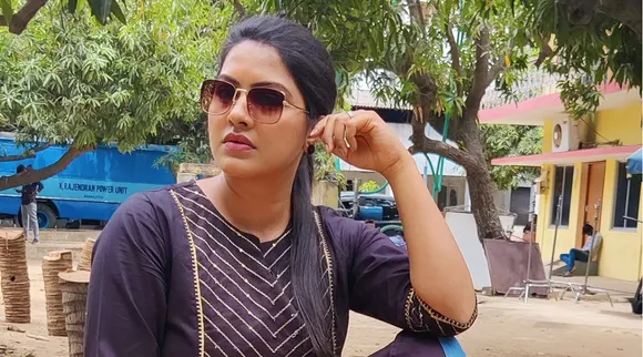 என்ன ஒரு மாஸ் லுக்... ஸ்டைலிஷ் ராணி... கவனம் ஈர்க்கும் ரக்ஷிதா மகாலட்சுமி