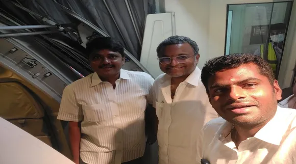 அண்ணாமலை- கார்த்தி சிதம்பரம் இணைந்து செல்ஃபி: ஒரே விமானத்தில் பயணம்