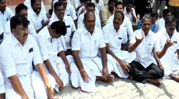 மதுரையில் 2 கல்வி மாவட்டங்கள் ரத்து; அ.தி.மு.க தர்ணா போராட்டம்