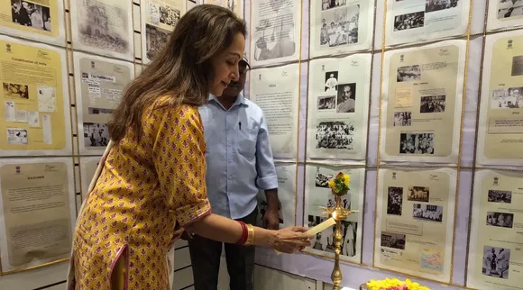 திருச்சி ஏர்போர்ட்டில் ஹேமமாலினி: குத்து விளக்கேற்றிய வண்ணப் படங்கள்