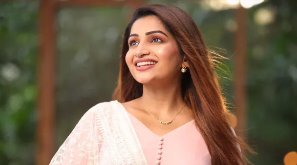 பிரமிக்க வைக்கும் அழகு... திருமண கோலத்தில் பிரபல சீரியல் நடிகை : வைரல் க்ளிக்ஸ்